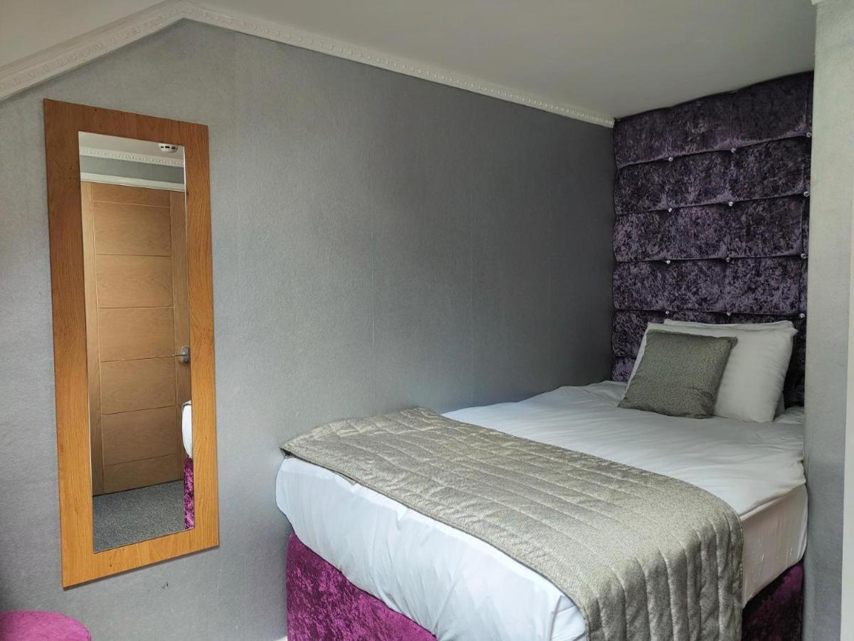 Hotel 24-7 Express Newport  Eksteriør billede