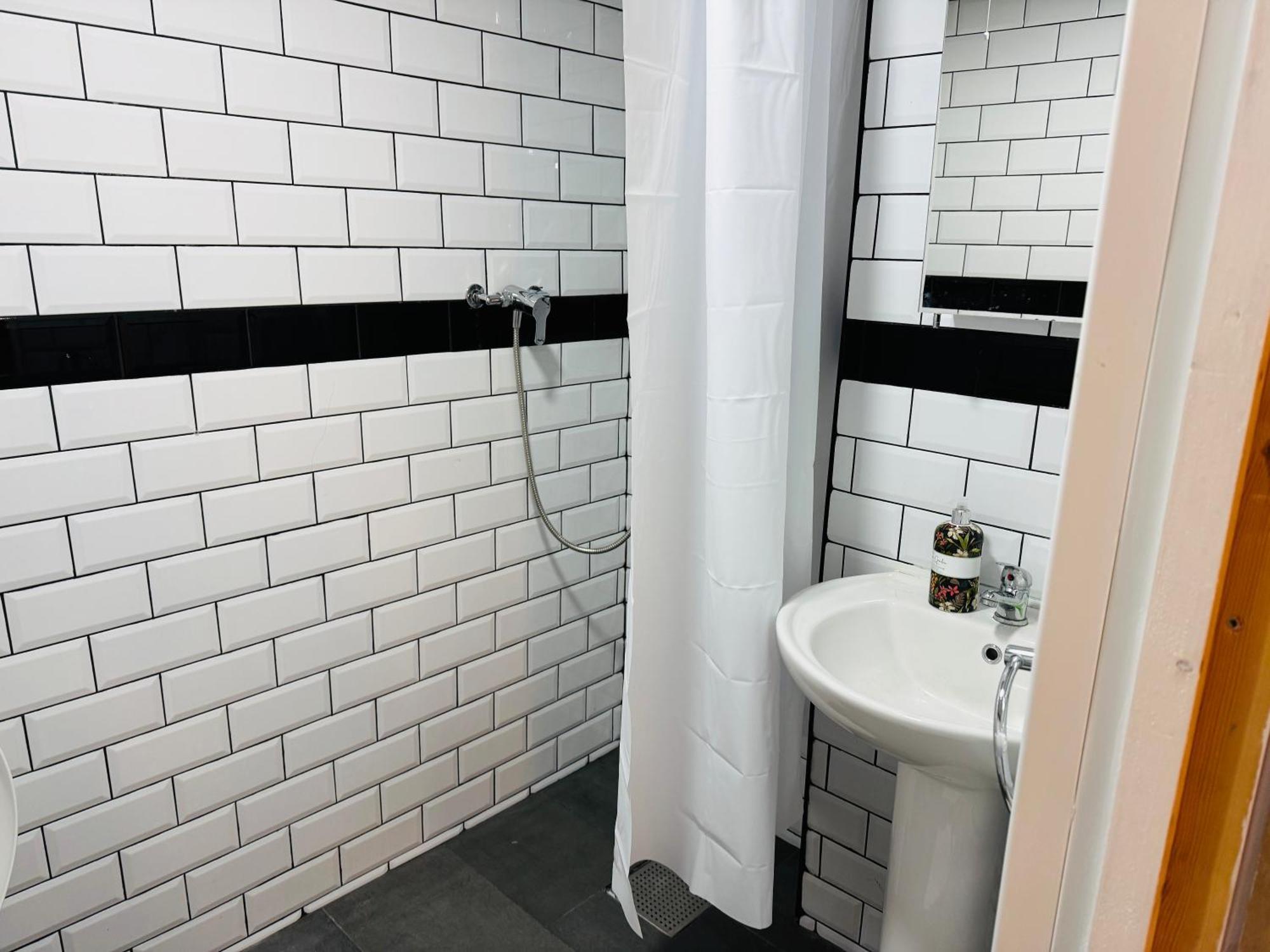 Hotel 24-7 Express Newport  Eksteriør billede